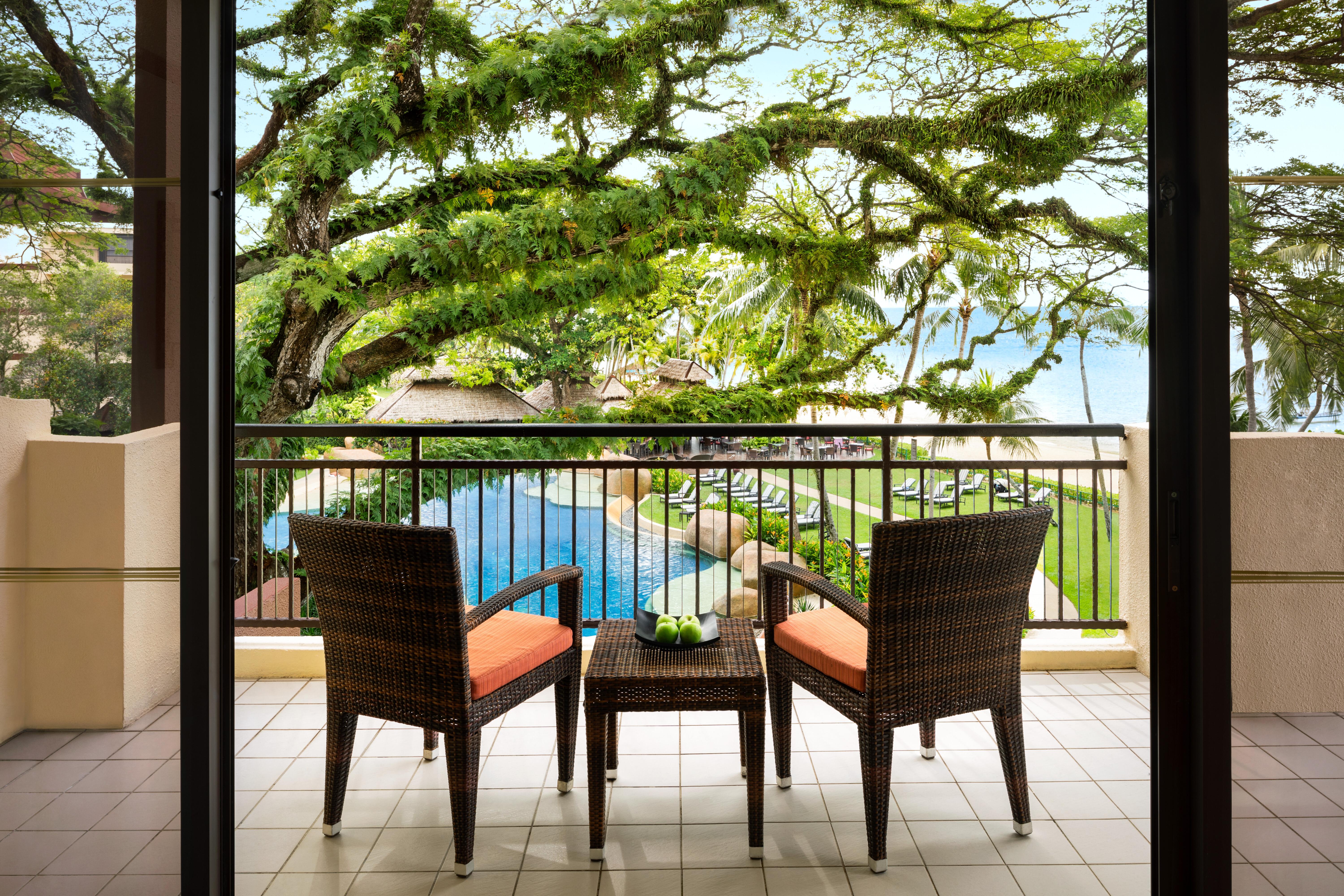 Shangri-La Rasa Sayang, Penang Batu Feringgi Exterior foto A view of the pool from a guest room