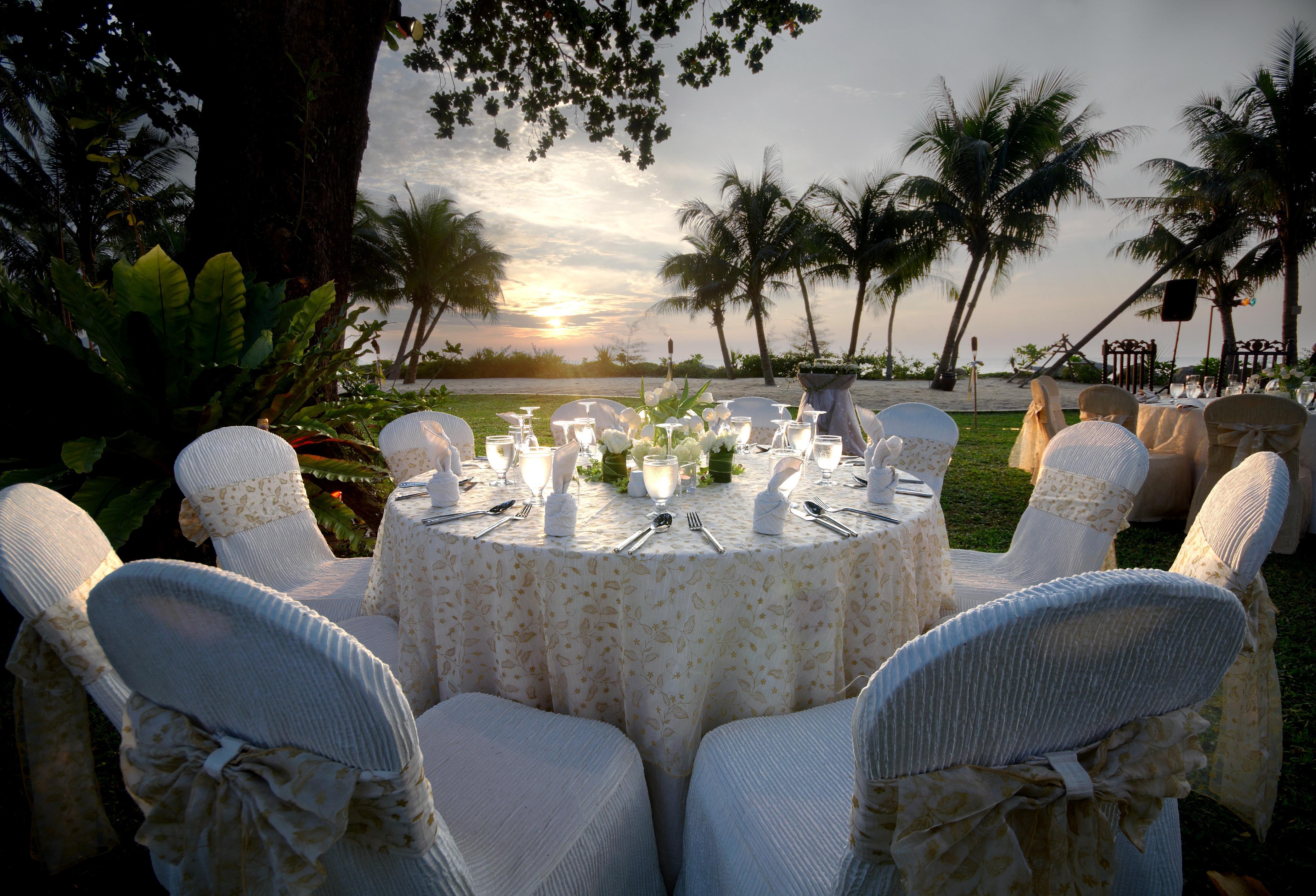 Shangri-La Rasa Sayang, Penang Batu Feringgi Exterior foto A wedding reception at Shangri-La Rasa Sentosa Resort, Singapore